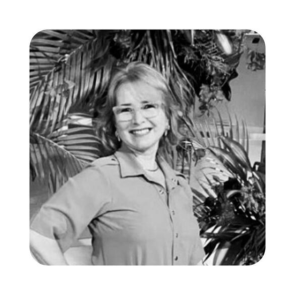 depoimento-nazare-franca-nutricionista-omicha.jpg Retrato da nutricionista Nazaré frança, mulher jovem de média idade cabelos lisos claros, sorrindo para a câmera em depoimento para a OMICHA.