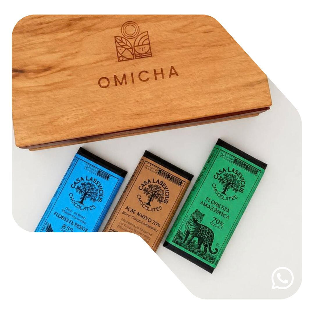 presentes-institucionais-catalogo-omicha. ista aérea da Floresta Amazônica com rio sinuoso, contendo no canto esquerdo elemento em pílula branca com o texto: "Presentes Institucionais. Sem quantidade mínima. Consultar" e símbolo geométrico de cacau da OMICHA.