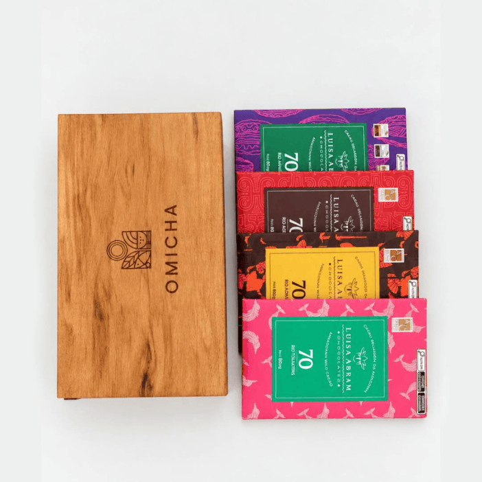 conteudo-kit-rios-chocolates-luisa-abram-omichas.gif Animação em loop demonstrando o conteúdo do Kit Rios sa Amazônia em estojo de madeira sustentável OMICHA, composto por chocolates intensos Bean to Bar da Luisa Abram e Roda de Sabores.