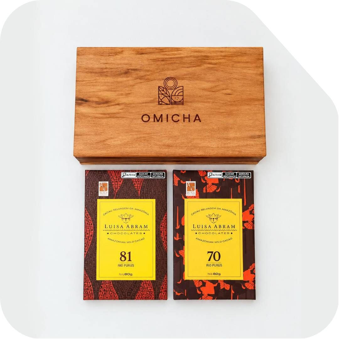estojo-omicha-chocolates-luisa-abram-rio-purus-70-81-cacau.jpg Estojo de madeira Omicha com barras de chocolate Luisa Abram Rio Purus 70% e 81% cacau selvagem da Amazônia.