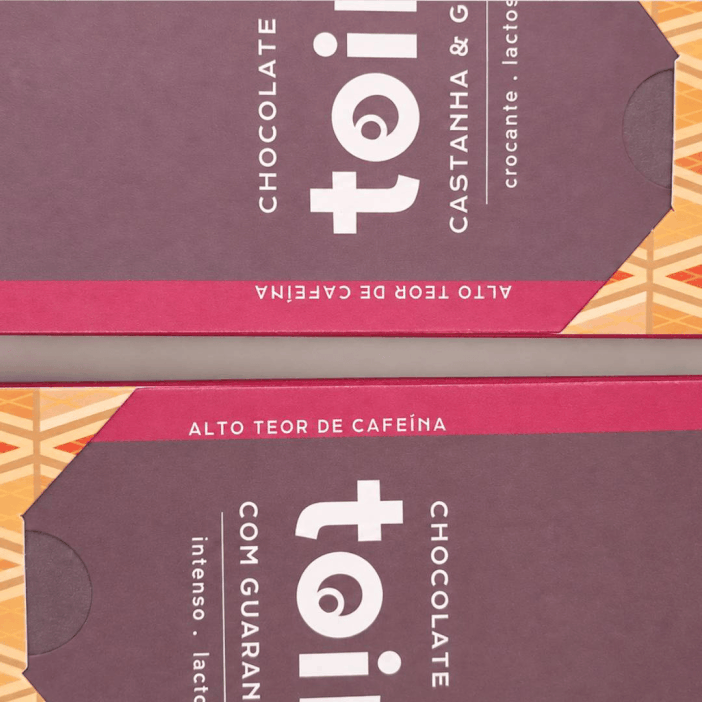 Animação em loop demonstrando o conteúdo do Kit Maués em estojo de madeira sustentável OMICHA, composto por chocolates energéticos Bean to Bar da marca Toiró, chás orgânicos e Roda de Sabores.
