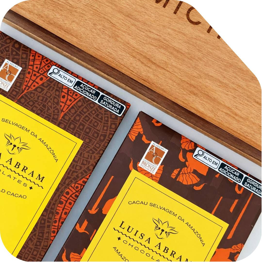 Detalhe das embalagens de chocolate Luisa Abram Rio Purus com cacau selvagem e prêmios de qualidade.
