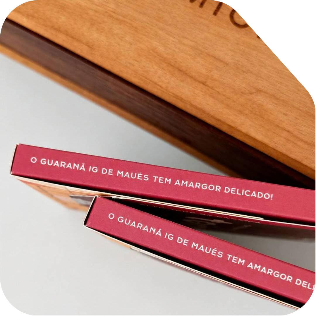 embalagem-chocolate-toiro-guarana-ig-maues.jpg Detalhe da lateral da embalagem do chocolate Toiró destacando a frase sobre o amargor delicado do Guaraná com Indicação Geográfica de Maués.