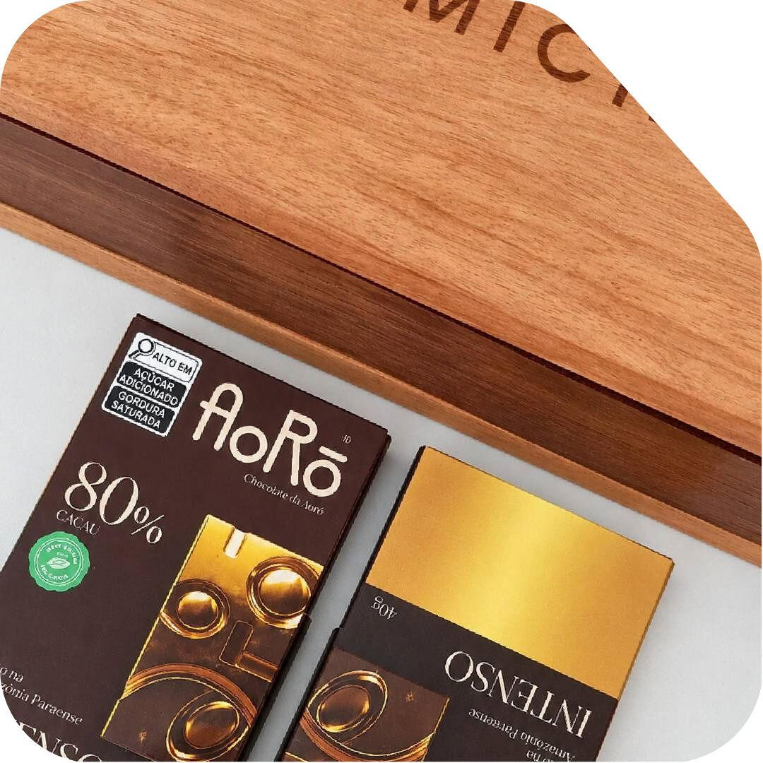 estojo-omicha-chocolates-aoro-intenso-70-80-cacau.jpg Estojo de madeira artesanal Omicha acompanhado de barras de chocolate Aorô Intenso 70% e 80% cacau da Amazônia Paraense.